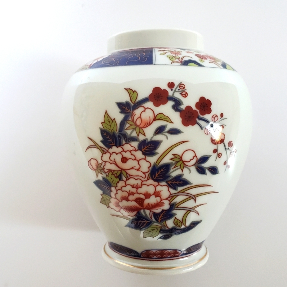 Beautiful Vintage Imari Ware Floral Ceramic Vase Red and Blue Gold Trim Japan